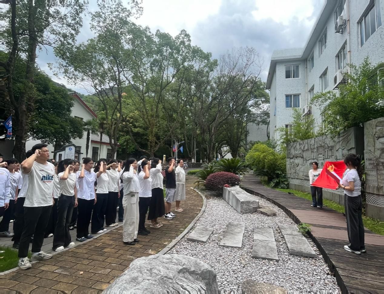 一群人走在路上 AI 生成的内容可能不正确。