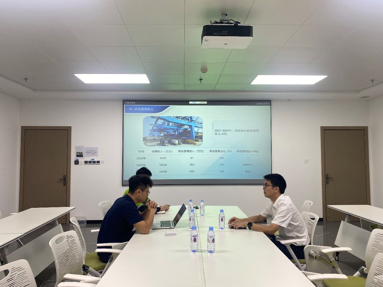 会议室里的人们AI 生成的内容可能不正确。