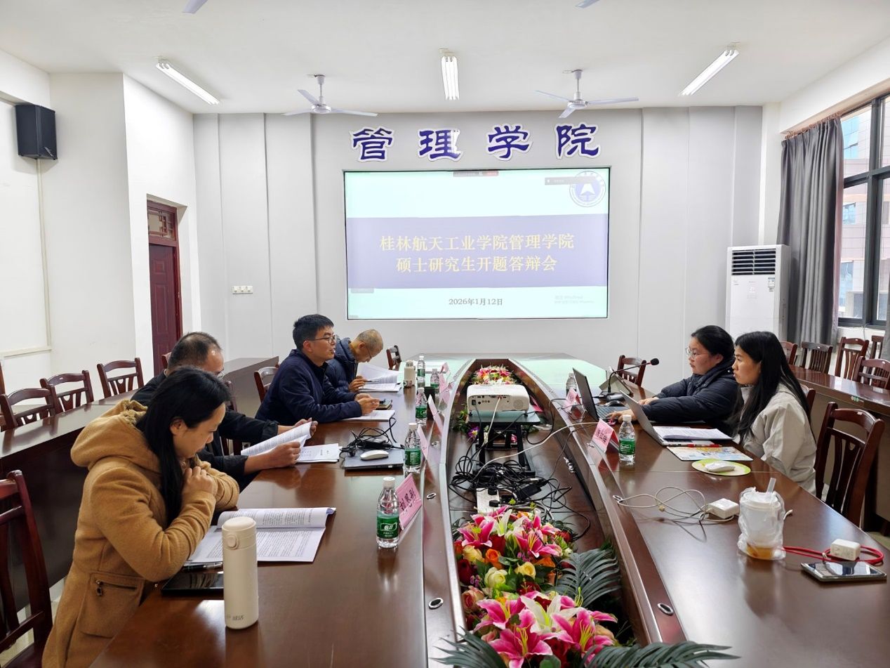 一群人在餐厅用餐中度可信度描述已自动生成