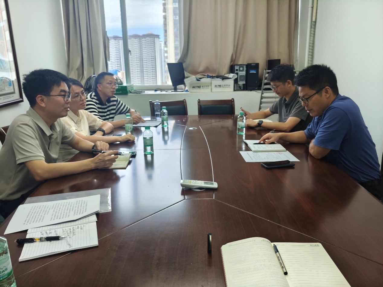 图片包含 人, 室内, 桌子, 男人描述已自动生成